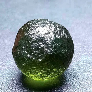 Натурален Молдавит Чешки Метеоритен Удар Стъклени Мъниста Груб Камък Crystal Енергиен Камък